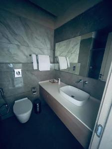 Zdjęcie z galerii obiektu LE PARC HOTEL & BANQUETS BAREIlLY w mieście Jāmb