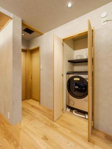 un lavadero con lavadora y secadora en Suiki Machiya House, en Kanazawa