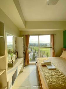 Katil atau katil-katil dalam bilik di WIND Residences Tagaytay Staycation