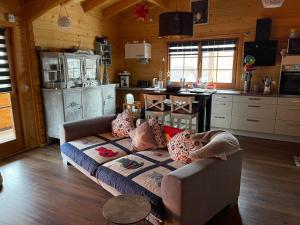 a living room with a couch in a kitchen at Bergzauber Hütte in Langelsheim