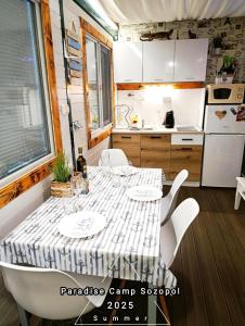 Кухня или мини-кухня в Paradise Camp Sozopol
