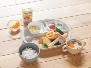 五岛Colorit GOTO ISLANDS的饭和其他食物的托盘 更多37张照片