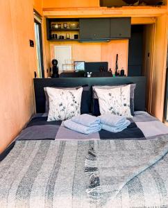 Tiny House Glamping Mak客房内的一张或多张床位