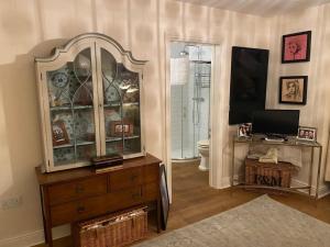 にあるUpper House Stunning Country Homeのドレッサー、テレビ、バスルームのある部屋 +58枚の写真