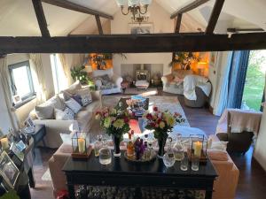 にあるUpper House Stunning Country Homeの花が飾られたテーブルのあるリビングルーム