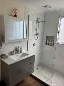 Koupelna v ubytování Seascape Retreat - Time to Slow Down - Suits Couples or Family with Kids with 2 sleeping spaces