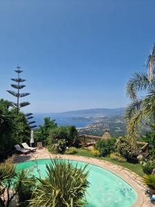 basen z widokiem na ocean w obiekcie Petit coin de paradis, vue panoramique mer &montagne, piscine privée... w mieście Calcatoggio