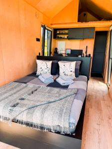 Šmartno v Rožni DoliniTiny House Glamping Mak的一个小房子里一个小房间里一张大床