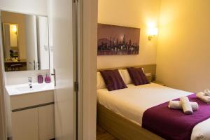 a bedroom with a bed and a sink and a mirror at Hostal Barcelona Travel in Barcelona