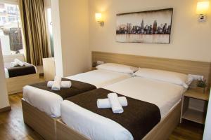 Cama o camas de una habitación en Hostal Barcelona Travel
