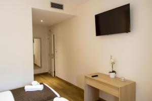 バルセロナにあるホスタル バルセロナ トラベルの壁にテレビが備わる客室です。