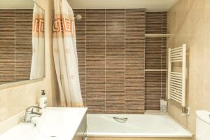 Koupelna v ubytování Apartamentos Navas 2 + 37 fotografií