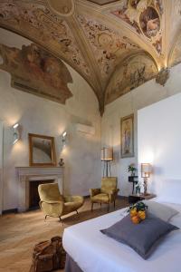 una camera con un grande letto e un soffitto a cassettoni di Hotel Lungarno Vespucci 50 a Firenze