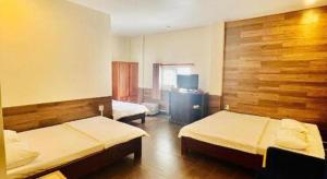 Giường trong phòng chung tại RUBY HOTEL