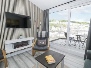 TV a/nebo společenská místnost v ubytování Harbwr Hideaway