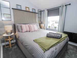 Postel nebo postele na pokoji v ubytování Harbwr Hideaway