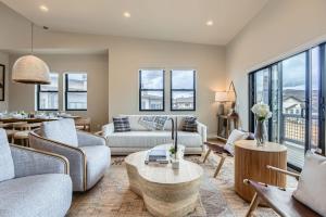 a living room with couches and a table at Deer Valley East Perfection on Vissen! 933 townhouse in Heber City