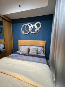 Postel nebo postele na pokoji v ubytování Springwood Residences by Kakarama Room + 4 fotografie