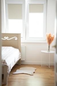 En eller flere senge i et værelse på Apartamentai Akvilė