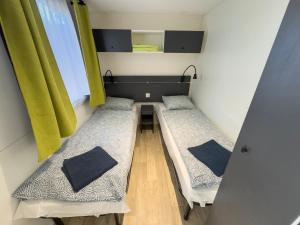 Ένα ή περισσότερα κρεβάτια σε δωμάτιο στο Mobile Home +18 φωτογραφίες