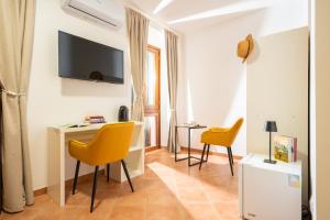 TV a/nebo společenská místnost v ubytování L'Arco nel Corso