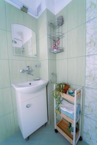 a bathroom with a sink and a mirror at YaVi's Central Apartment in Veliko Tŭrnovo