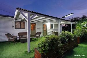 Κήπος έξω από το אחוזת ציון - 6 בקתות מדבימות עם בריכה מחוממת ומקורה במתחם +18 φωτογραφίες