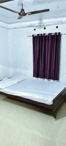 เตียงในห้องที่ White Sands Cottage