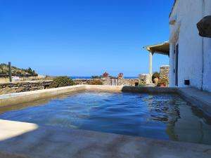 Bazén v ubytovaní Paros Sunset Villa alebo v jeho blízkosti