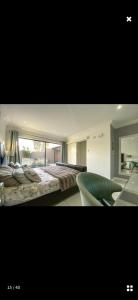 Gallery image of Luxury 3-Bed Retreat with Pool & Jacuzzi 10min from OR Tambo in Kempton Park +4 photos