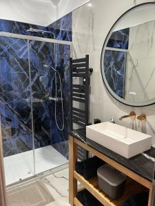 a bathroom with a sink and a mirror at Grand gîte en pleine nature in Domme