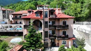 カルペニシにあるVilla Virginia Hotelの赤屋根の大家