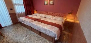 um quarto com uma cama grande em um quarto em 成說時光文旅 em Anping