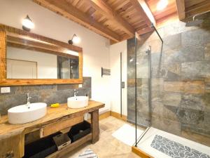 ein Badezimmer mit zwei Waschbecken und einer Dusche in der Unterkunft Chez Bob - Grange de Charme in Olloix + 42 Fotos