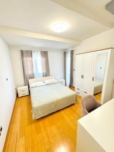 Un pat sau paturi într-o cameră la Apartments LUPE