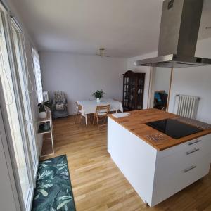 una cucina e una sala da pranzo con tavolo di Maison cosy avec Balnéo & jardin a Chalons en Champagne Altre 12 foto