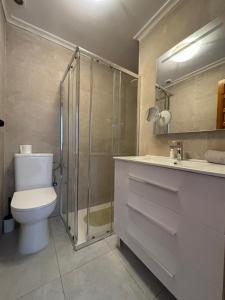 Koupelna v ubytování Apartamento con jardín piscina y parking