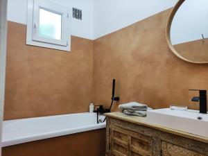 プラン・ド・ラ・トゥールにあるBel Appartement plein centre avec Balcon, climの浴槽、洗面台、鏡のあるバスルーム +24枚の写真