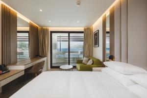 um quarto de hotel com uma cama, uma escrivaninha e uma janela em Radisson Resort Ruza Vjetrova em Dobra Voda mais 65 fotografias