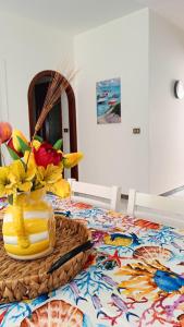 巴勒莫Casa il Bergamotto的花瓶里的桌子