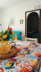 巴勒莫Casa il Bergamotto的上面有一篮鲜花的桌子