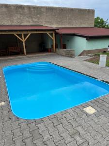 Podkrovní apartmán se společným bazénem内部或周边的泳池
