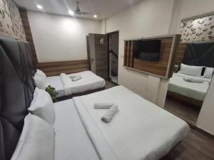 Postel nebo postele na pokoji v ubytování Capital Of Delhi Darshan Hotel