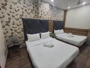 Postel nebo postele na pokoji v ubytování Capital Of Delhi Darshan Hotel