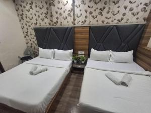 Postel nebo postele na pokoji v ubytování Capital Of Delhi Darshan Hotel