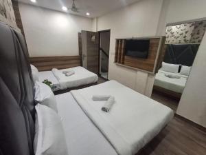Postel nebo postele na pokoji v ubytování Capital Of Delhi Darshan Hotel