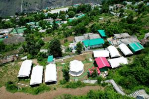 an aerial view of a group of houses with roofs at AuliMidwayResort in Joshīmath