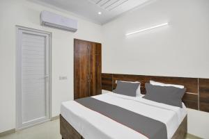 Postel nebo postele na pokoji v ubytování Collection O Raksha Inn Near PVR Ansal Plaza Greater Noida