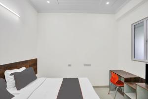 Postel nebo postele na pokoji v ubytování Collection O Raksha Inn Near PVR Ansal Plaza Greater Noida
