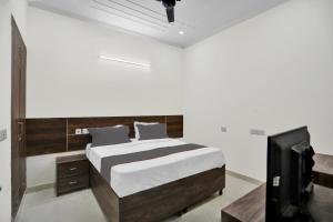 Postel nebo postele na pokoji v ubytování Collection O Raksha Inn Near PVR Ansal Plaza Greater Noida